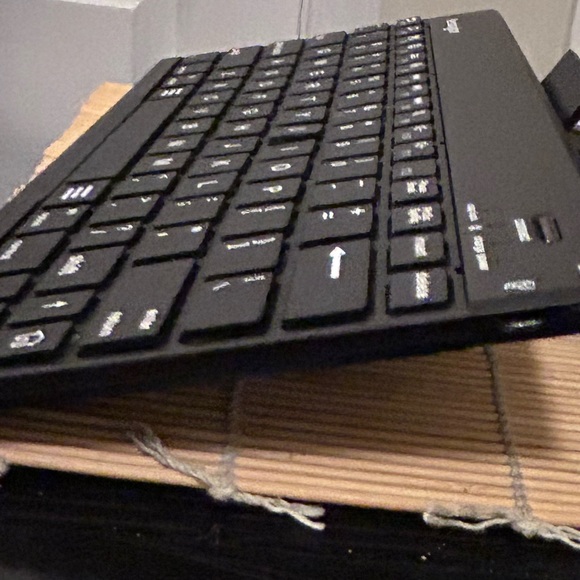 Kensington Bluetooth Keyboard Bundle! Comes with wireless mouse, mousepad! - Picture 7 of 11